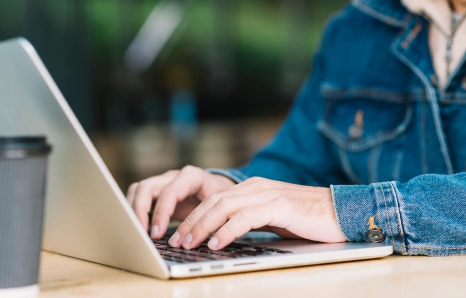 Finanzanalyse Arbeitsplatz mit Dokumenten und Laptop