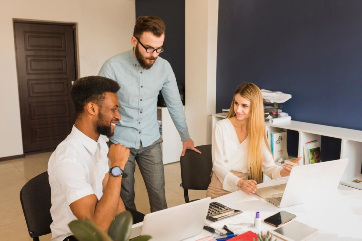 Finanzberater erklärt Konzepte an einem modernen Arbeitsplatz